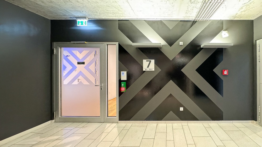 VML – Logo-Folierung im Büro